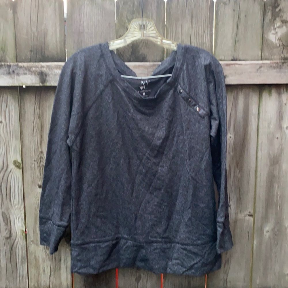 New York & Company faux button top sz. M